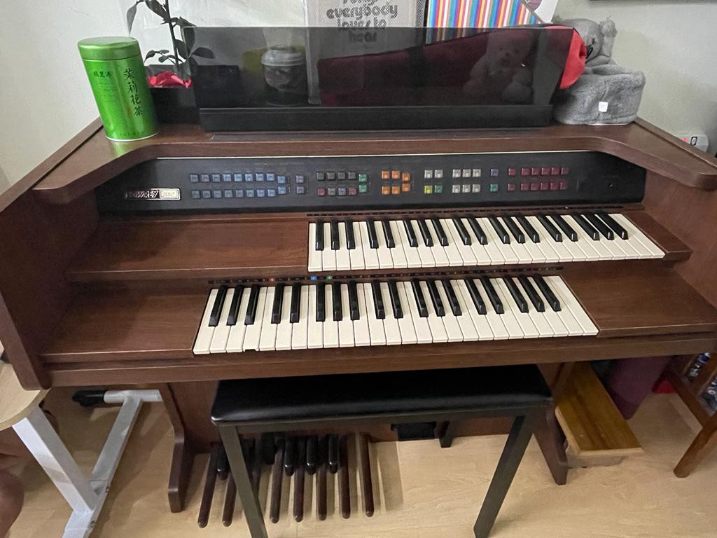 LOWREY Organ DEBUT with free delivery, Hobbies & Toys, Music & Media ...