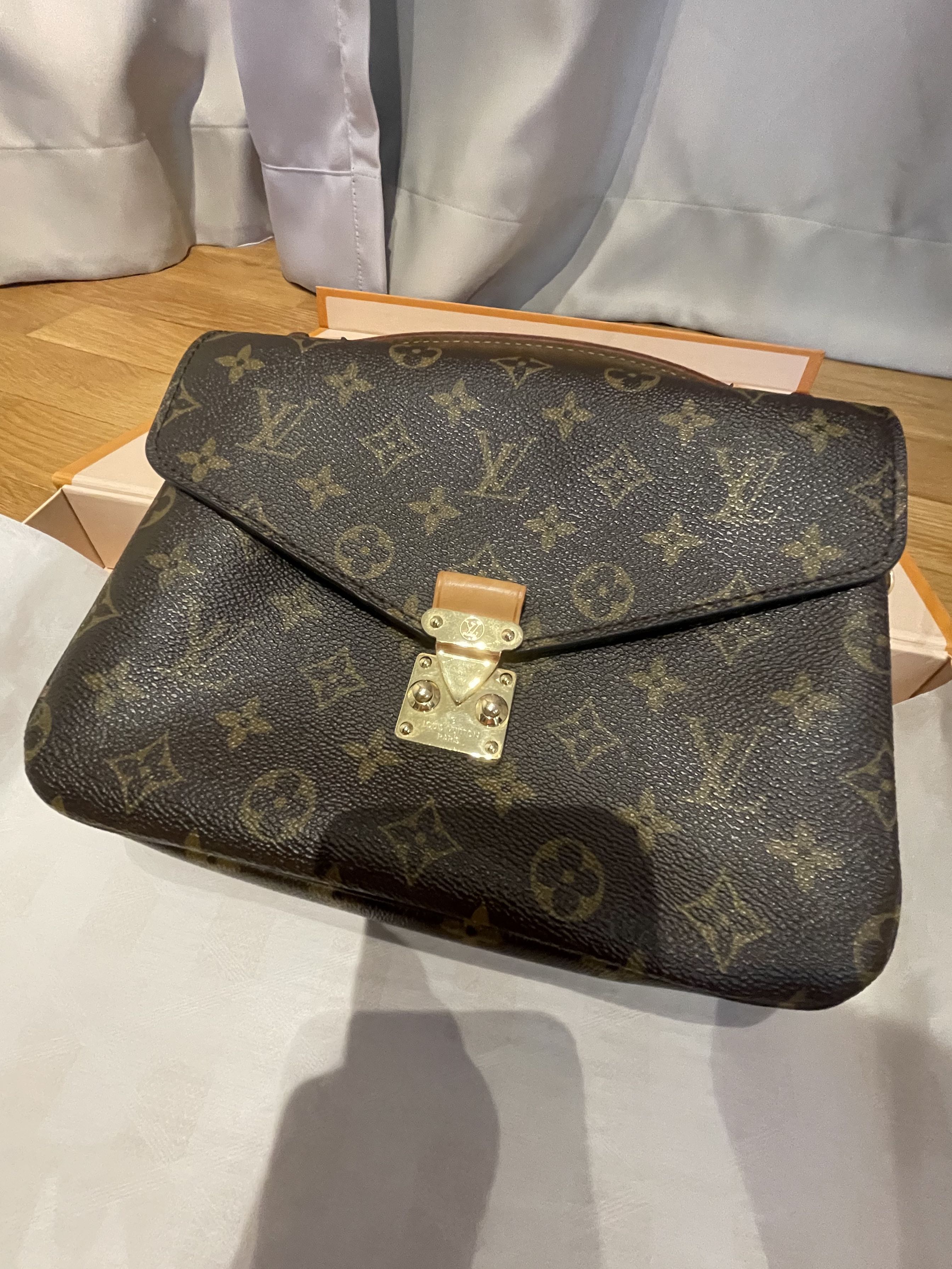 lv pochette metis monogram
