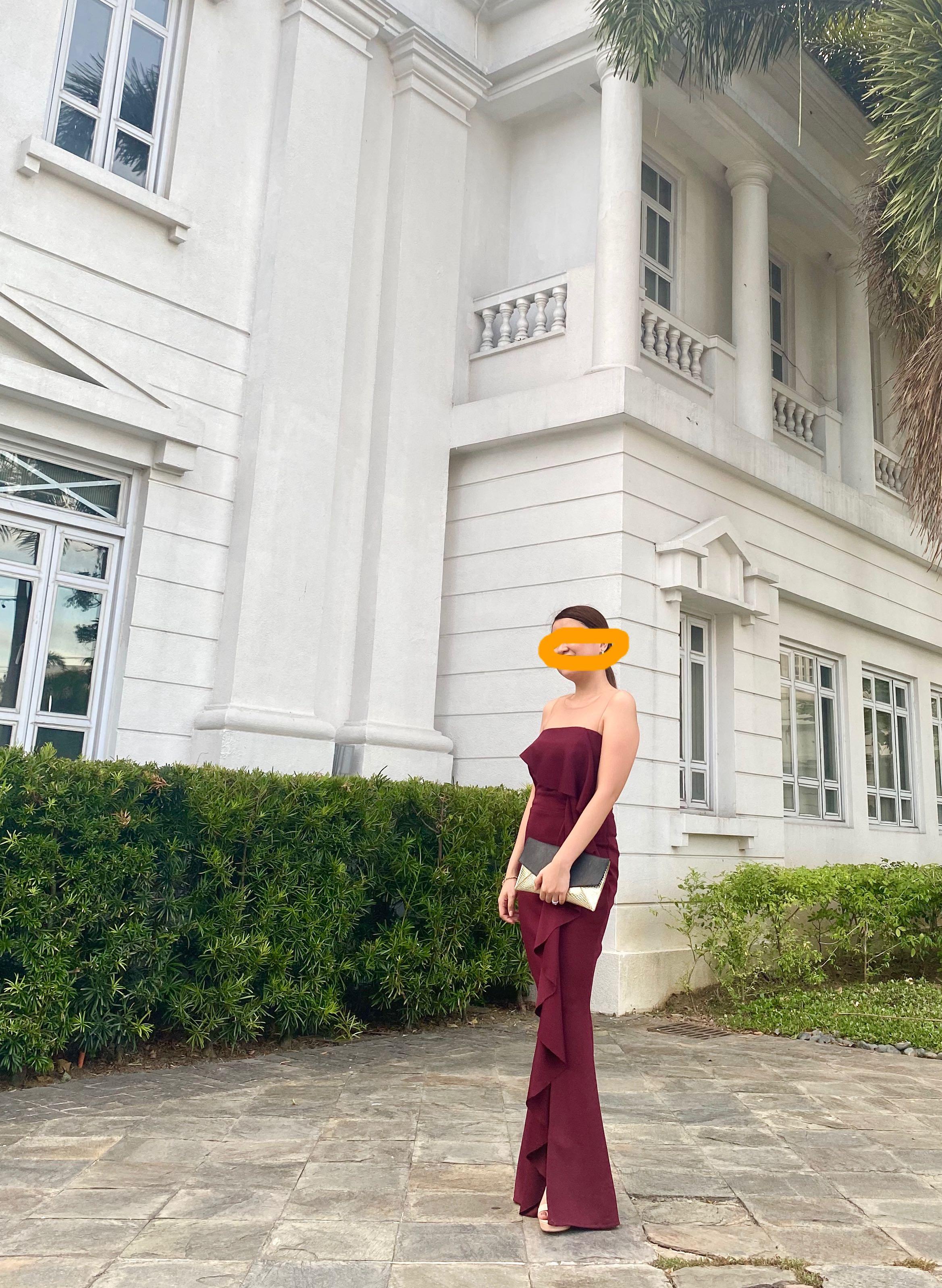 FOR RENT Maroon Mermaid Gown (Category: Evening dresses & gowns) located in Mandaluyong City. Submitted by plmae (Listing ID 1163475809, Image 1). Description: FOR RENT ONLY‼️ Stretchable ( fit Medium) For reference: I’m 5ft ( wearing 3-4 inches heels) Used once for a wedding❤️ Rental fee: P1,000 Deposit: P1,000( Refundable) MOP: Bank Transfer (BDO/ Robinsons Bank Security Bank or Gcash Terms and conditions: -Strictly No alteration. Damages to th