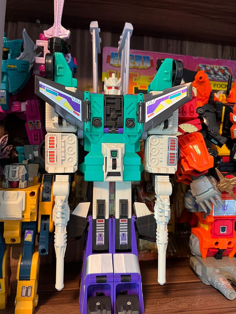 Transformers 6 changer six mint reissue with box complete, Hobbies