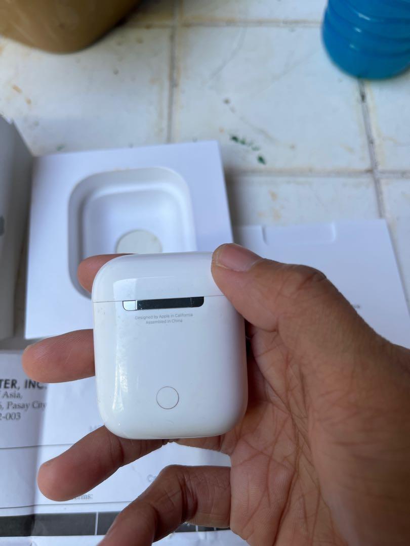 AirPods with Charging Case Gen2 (2019) (Category: Earphones) located in Quezon City. Submitted by bonjb (Listing ID 1158542460, Image 3). Description: Purchased at PowerMac SM MOA in 2019 Package includes: Airpods Charging case (not wireless) Replacement cable Original box Official Receipt from PowerMac Battery performance is still good. 1-2 hours of Spotify normal volume . Defect: 1) Right airpod mic is broken BUT audio is fine. Meaning you can 