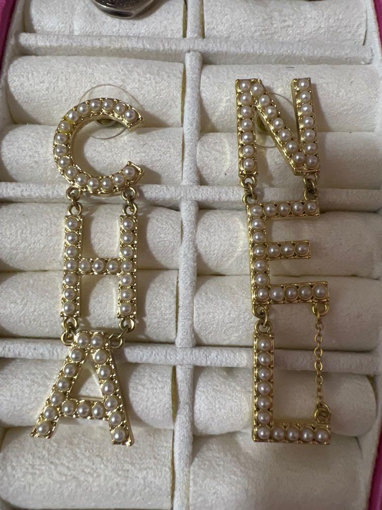 Chanel Logo Earrings – dresstothenines