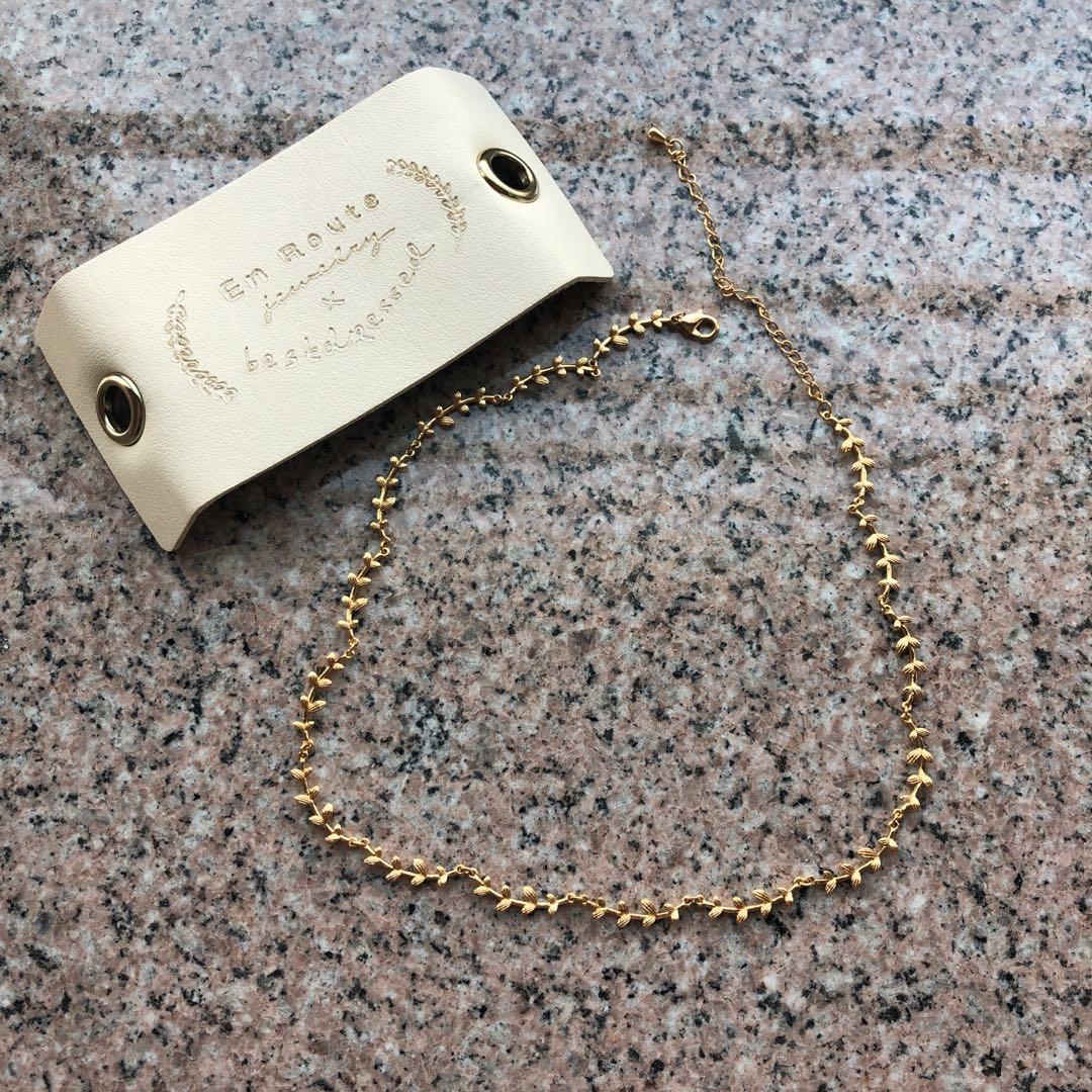 en route x best dressed gold leaf choker