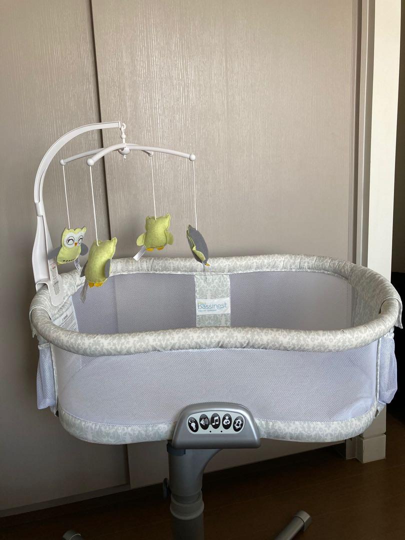 Halo Bassinet Cot Swivel Sleeper with Mobile and Newborn Insert