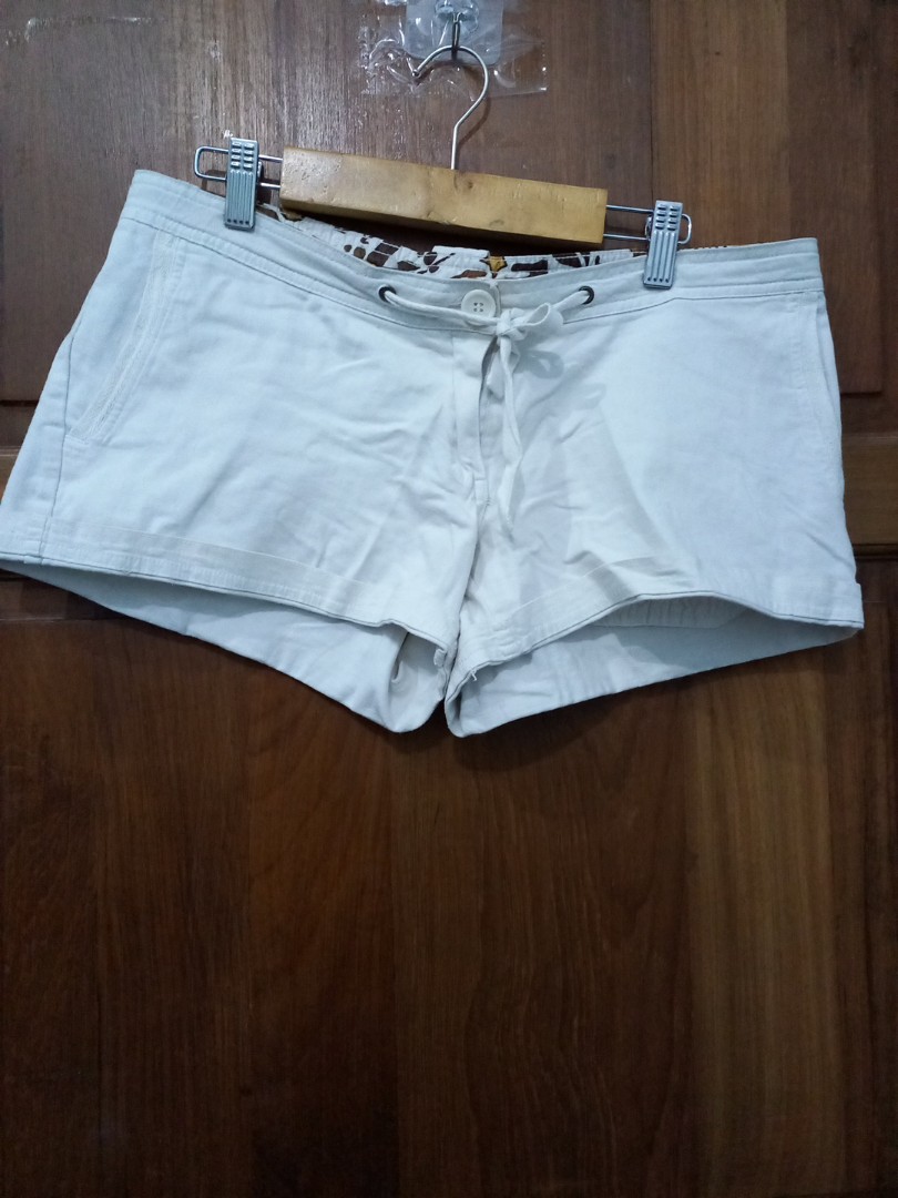 Hotpants putih puma hot pants, Fesyen 