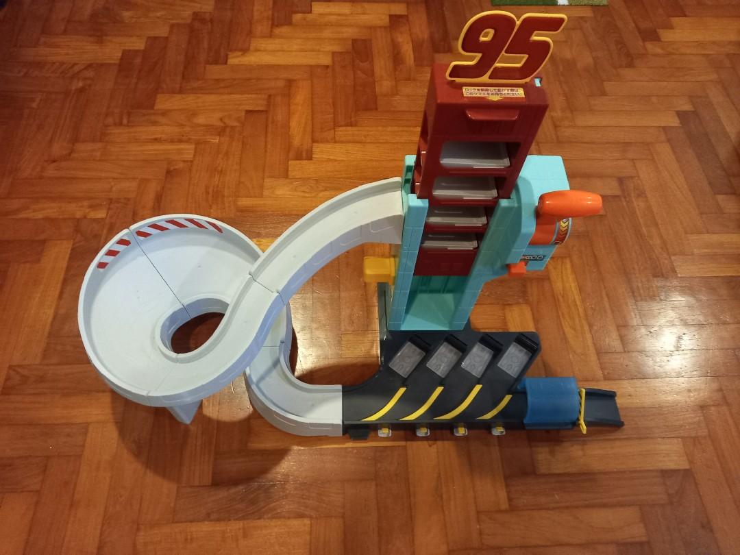 Lightning mcqueen 2025 garage set