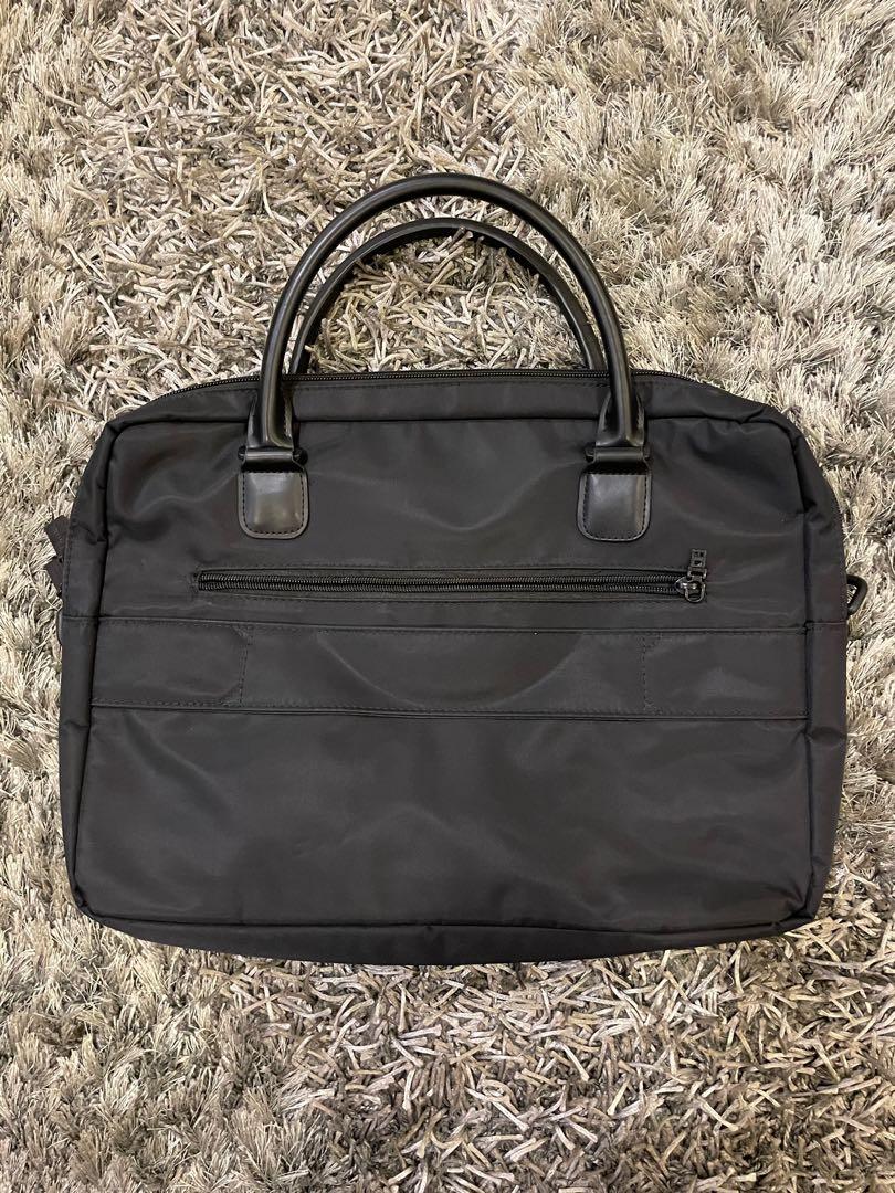 Lipault Laptop Bag (Category: Laptop Bags & Sleeves) located in Paranaque City. Submitted by marshy (Listing ID 1158639772, Image 2). Description: - Unused laptop bag - Zipper is a little sticky due to storage - Other than that, everything is like brand new - MOP: BPI, BDO or GCash - Shipping: Grab, Lalamove or GoGoExpress .