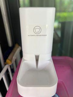Pet water feeder