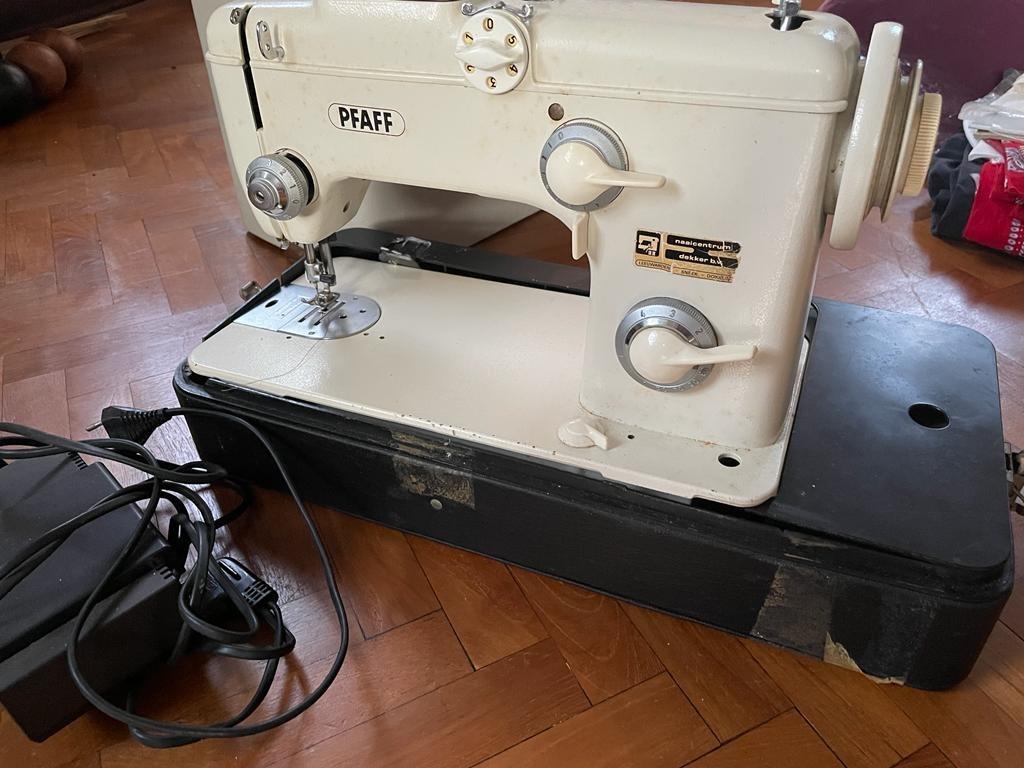PFAFF 260 HEAVY DUTY MECHANICAL SEWING MACHINE , Hobbies & Toys