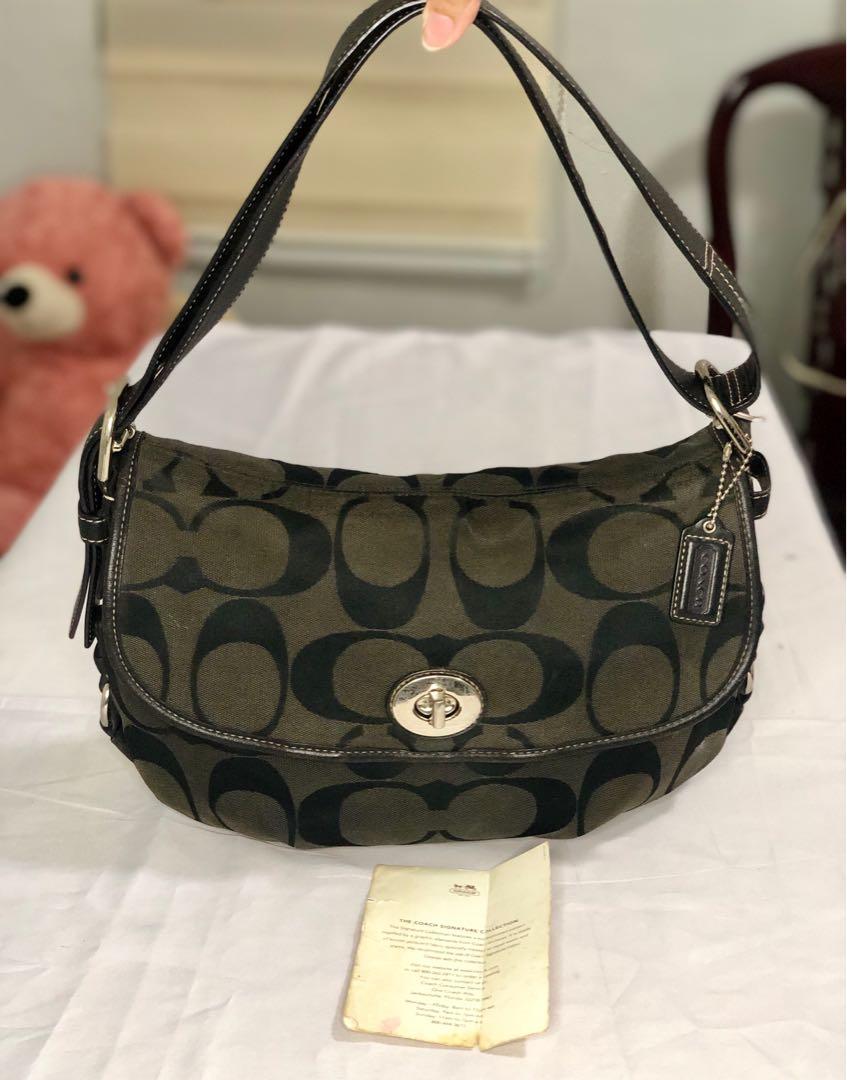Preloved Authentic Coach Shoulder Sling Bag (Category: Luxury Bags & Wallets) located in Malolos. Submitted by michgrayb.Enterprise (Listing ID 1158671555, Image 1). Description: Coach Black Signature Canvas Baguette Handbag Purse. 2way bag. Sling. Shoulder/Kili Bag. Authentic Coach.
