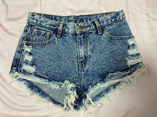 (Category: ) located in . Submitted by thewardrobespace (Listing ID 1158573351, Image 1). Description: .