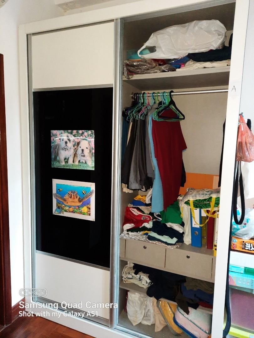 Wardrobe with sliding doors and 2 drawers like new to give away free