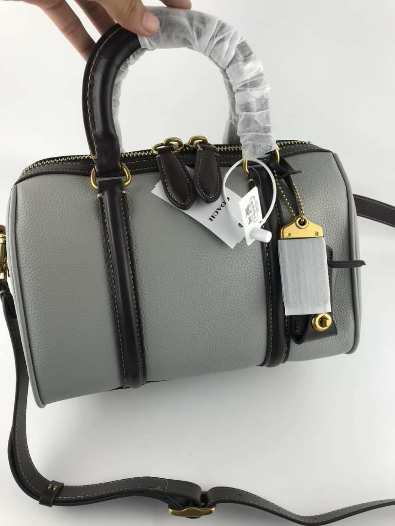 🍀 CCH Ruby Satchel (Category: Luxury Bags & Wallets) located in Manila. Submitted by vera.prudence (Listing ID 1163514576, Image 2). Description: 🍀 CCH Ruby Satchel ▪️25cm (L) x 18cm (H) x 14.5cm (W) 💰 P2,500 ▪️Actual photo ▪️Plus SF.
