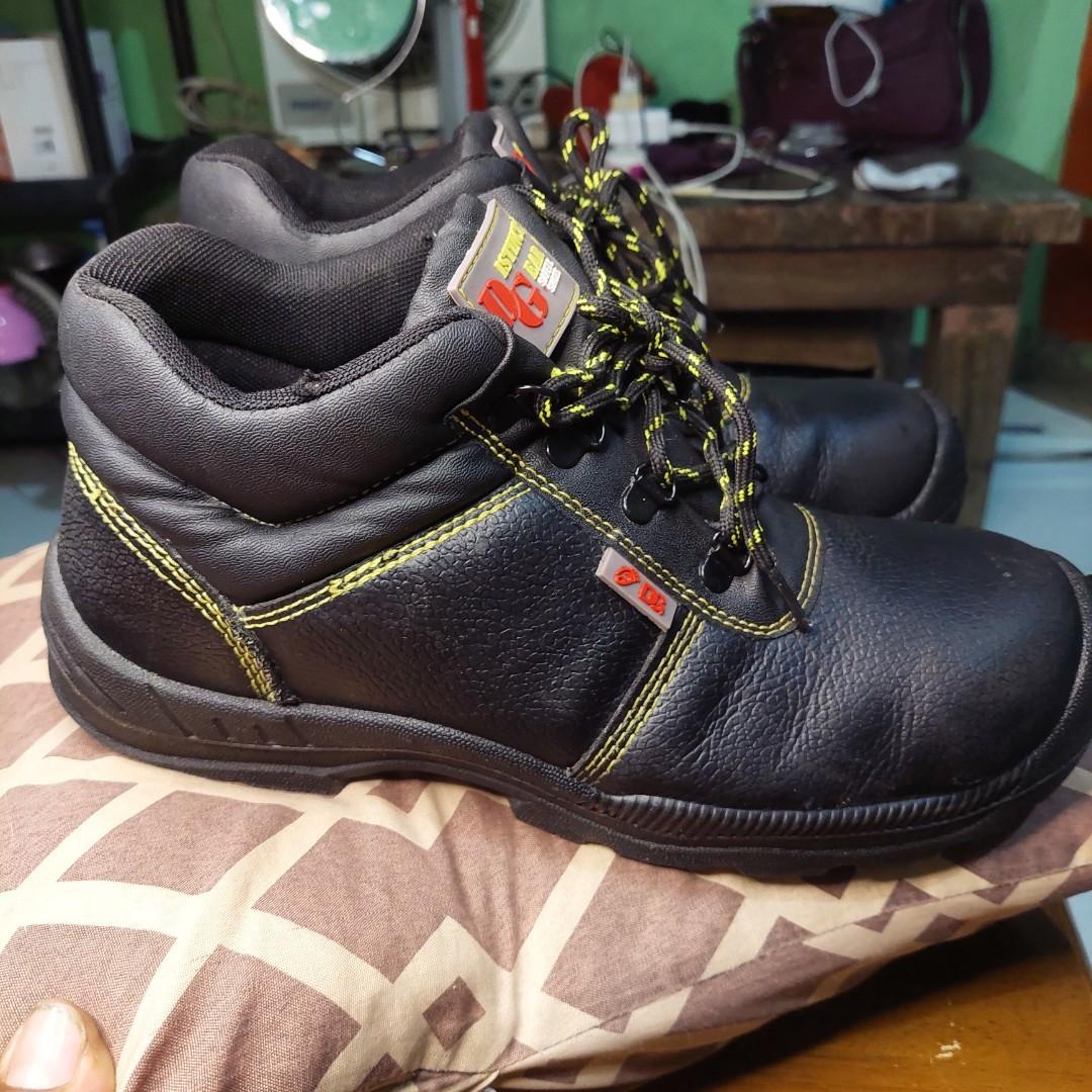 Distinct gear safety outlet shoes