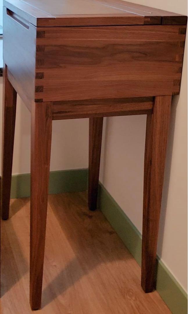 Dressing Table （分類：桌子）位於 Hong Kong。 由 mschan0310 提交（商品編號 1163681073，圖片 2）。簡介： 實木，胡桃木梳妝枱連櫈 L45x W38x H79cm 。