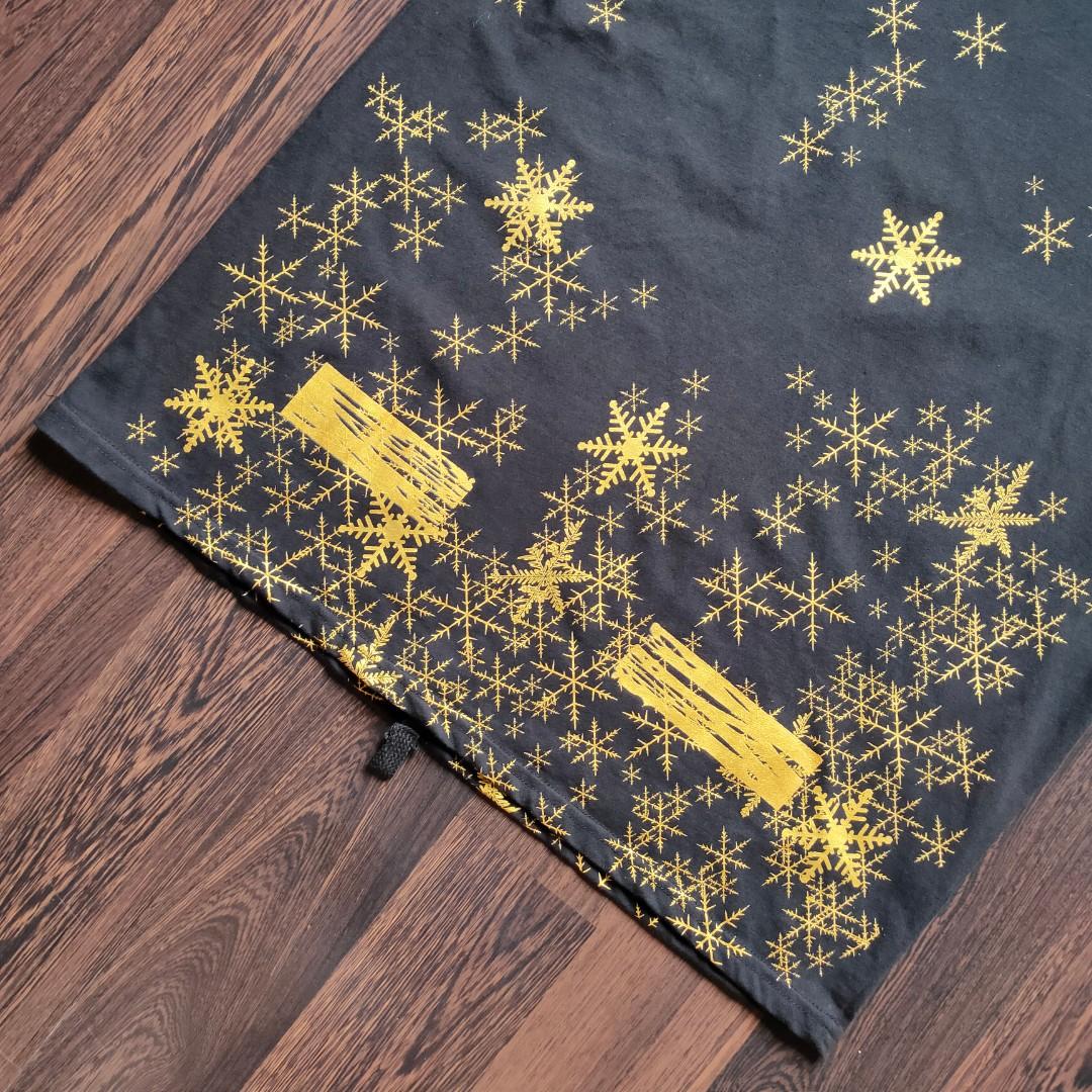 OFF-WHITE GOLD SNOWFLAKE SHIRT | Black Tees (Category: Tshirts & Polo Shirts ) located in Cebu City. Submitted by denimholic (Listing ID 1163514061, Image 3). Description: 👕Preloved Off-White "Gold" Snowflake ▫️SIZE : LARGE (W21in / L29in) Oversize ▫️Black Cotton, Embossed Gold Print ▫️9.0 / 10 excellent condition ▫️Made in China.