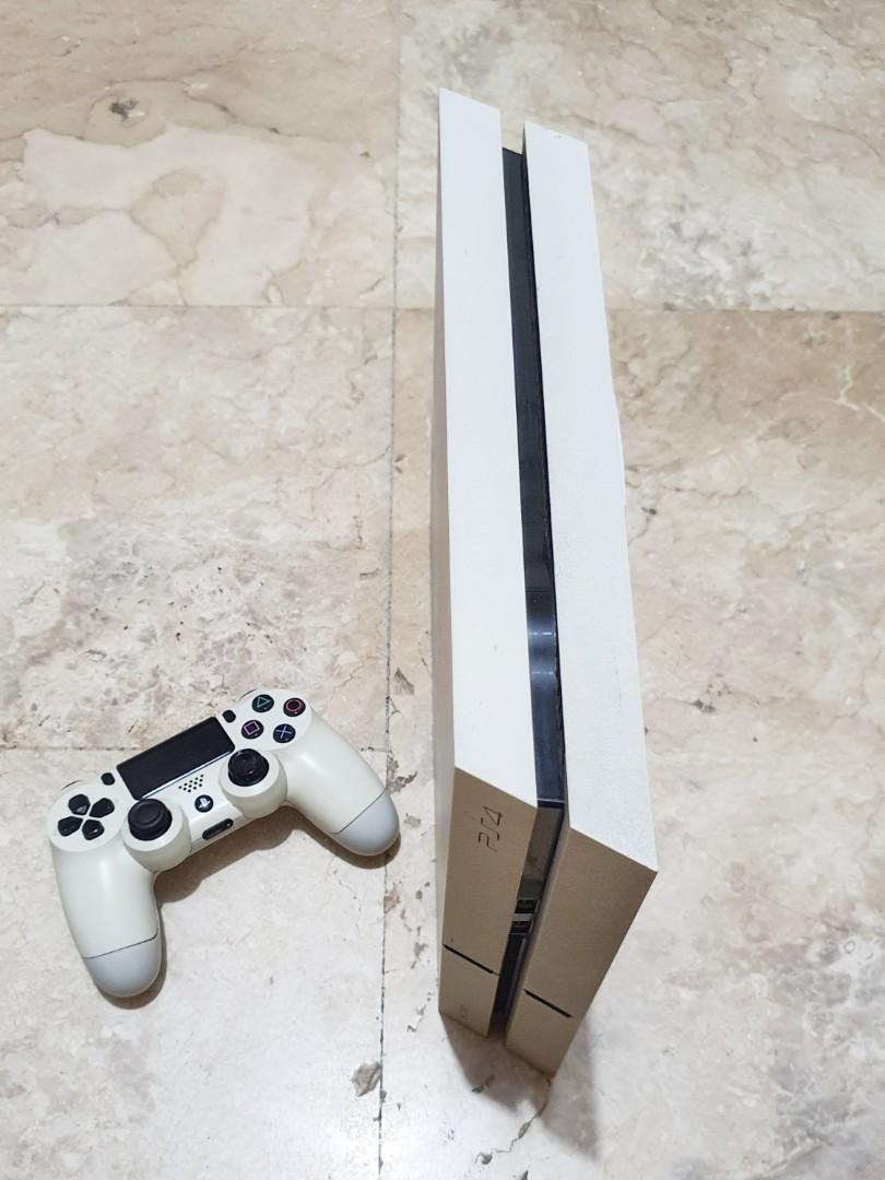 PS4 Console & Controller (Category: PlayStation) located in Quezon City. Submitted by fabfindsph (Listing ID 1163611322, Image 3). Description: Original Playstation 500 GB Bought in Japan (110 volts) Includes 1 controller.