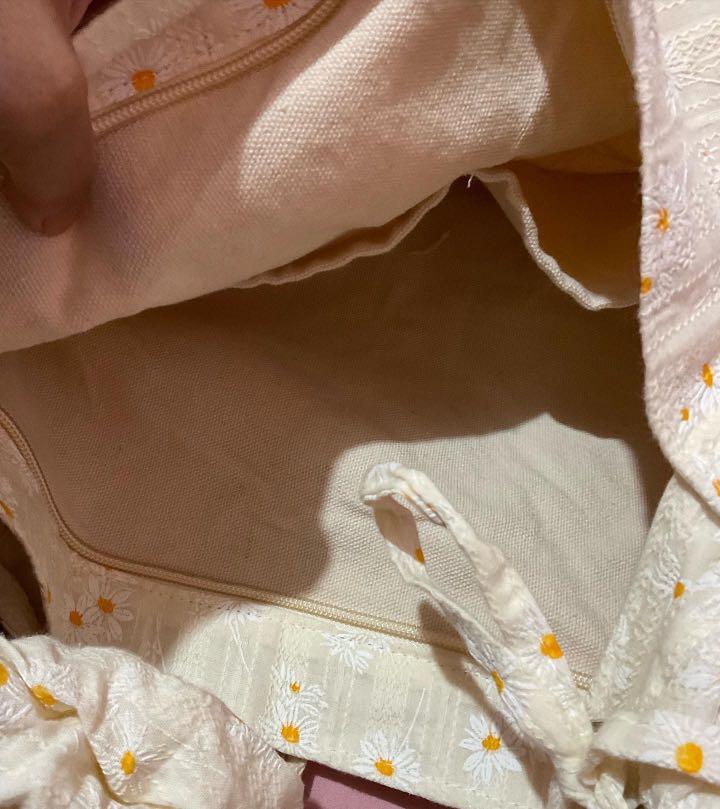 Daisy tote bag (Category: Tote Bags) located in Balanga. Submitted by stopstuffshop (Listing ID 1163812254, Image 3). Description: Super nice quality daisy tote bag ☺️😊.