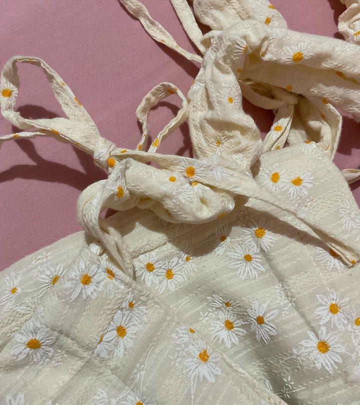 Daisy tote bag (Category: Tote Bags) located in Balanga. Submitted by stopstuffshop (Listing ID 1163812254, Image 2). Description: Super nice quality daisy tote bag ☺️😊.
