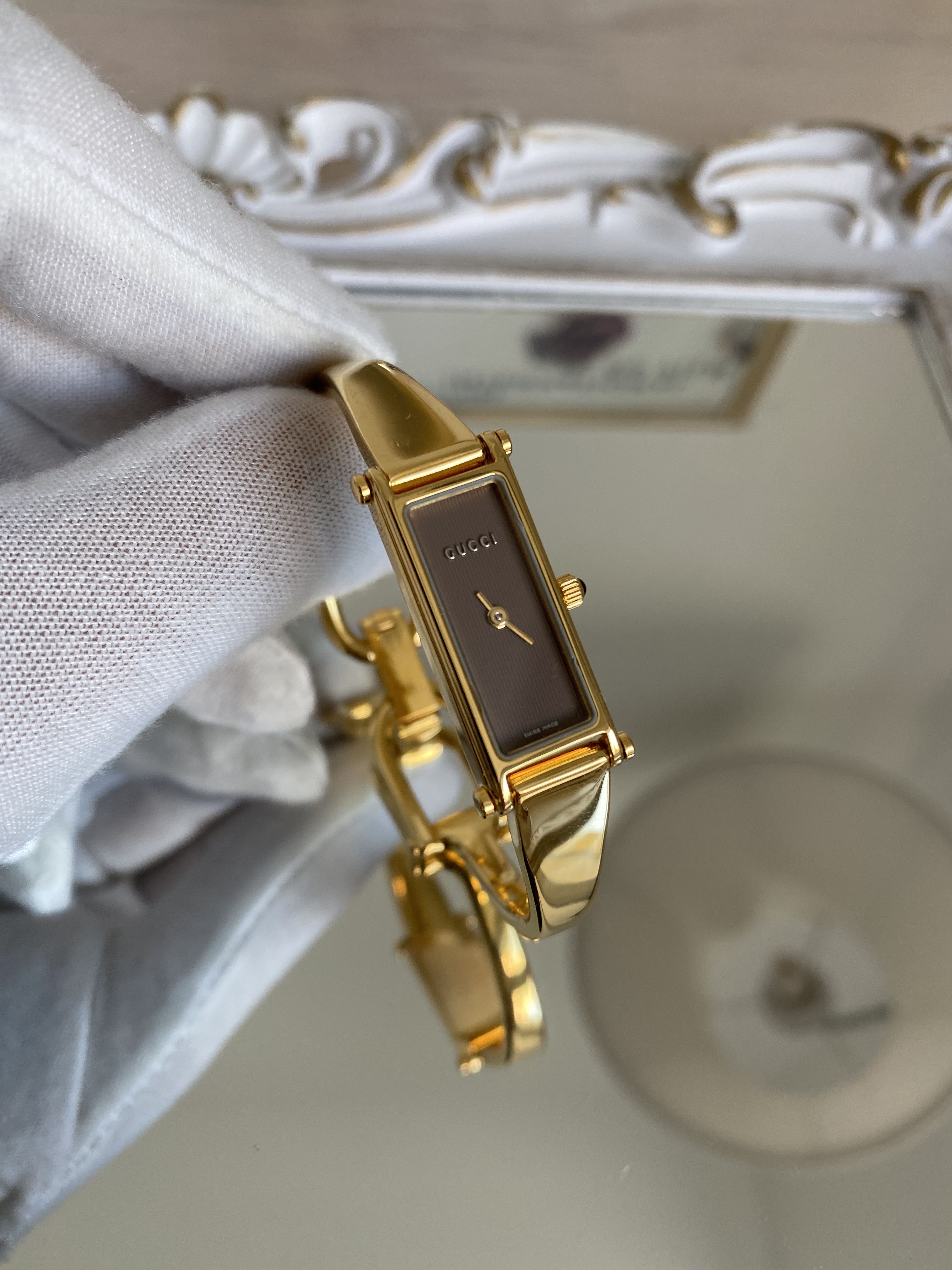 Gucci gold 2025 bangle watches ladies