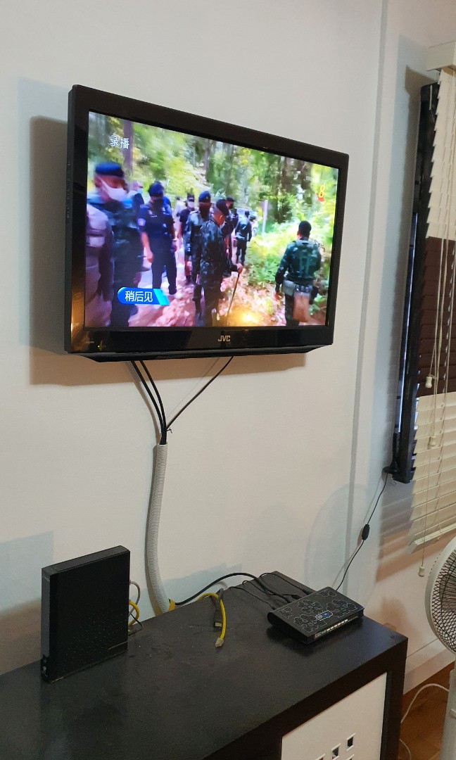 JVC 32' TV+TV Wall Bracket+TV Digital Box+TV Antenna in perfect working