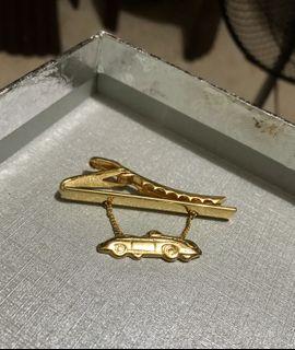 KG100TC 16 Gold Toned Necktie Tie Clip Bar with Dangling Automobile Car Design, Vintage Fashion Accessory for Men