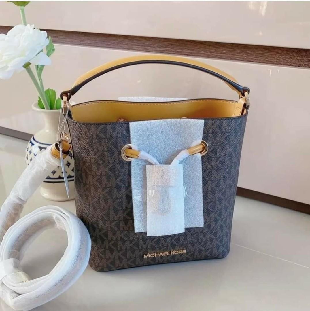 Michael Kors Small Bucket Bag (Category: Luxury Bags & Wallets) located in Santa Cruz. Submitted by janelovebagswatchesshoesph (Listing ID 1163729258, Image 1). Description: with complete inclusion.