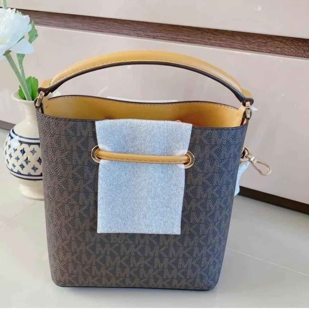 Michael Kors Small Bucket Bag (Category: Luxury Bags & Wallets) located in Santa Cruz. Submitted by janelovebagswatchesshoesph (Listing ID 1163729258, Image 2). Description: with complete inclusion.