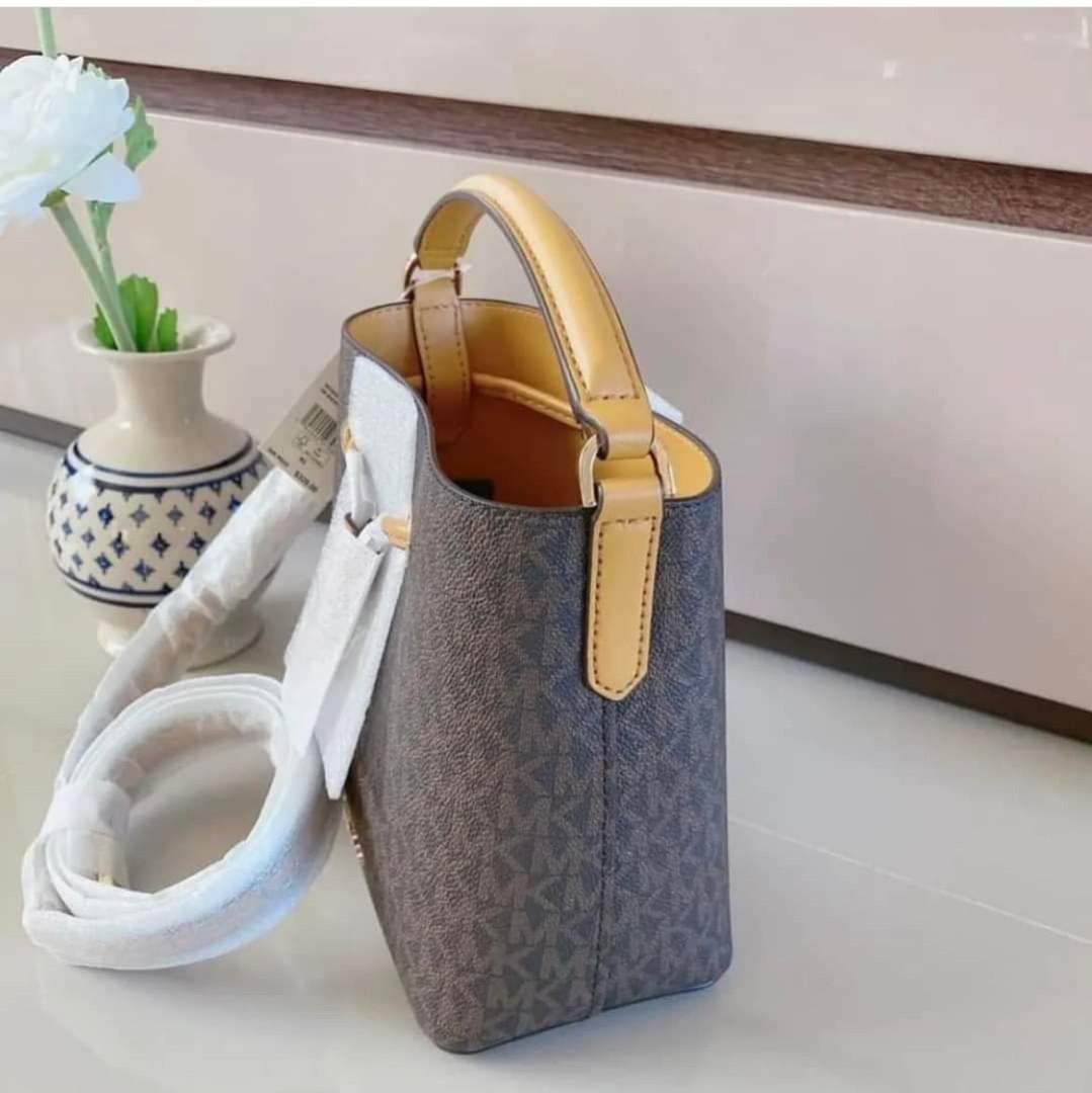 Michael Kors Small Bucket Bag (Category: Luxury Bags & Wallets) located in Santa Cruz. Submitted by janelovebagswatchesshoesph (Listing ID 1163729258, Image 3). Description: with complete inclusion.