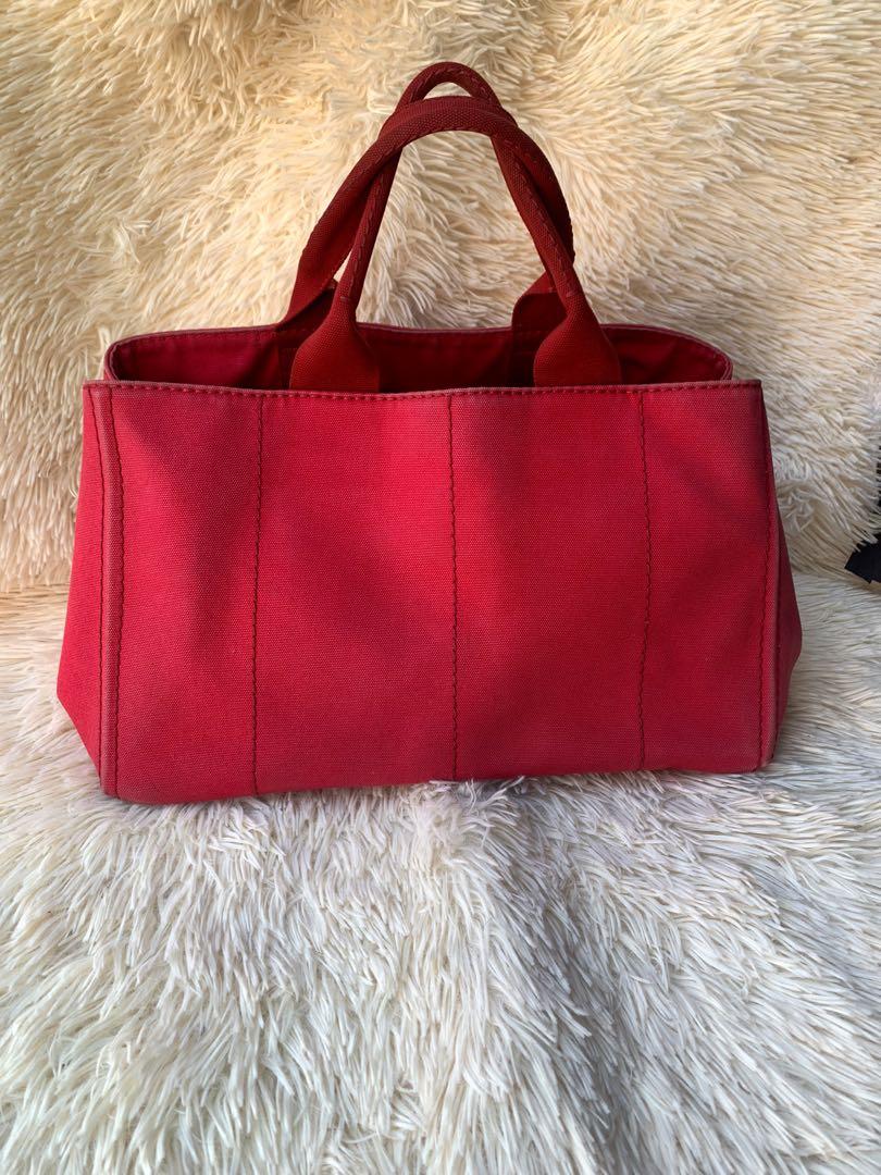 ORIGI PRADA CANAPA GM (Category: Luxury Bags & Wallets) located in Manila. Submitted by raila.bags (Listing ID 1163694478, Image 2). Description: kau n po mag p spa IF MASELAN KAU pede pede pa everyday use po eto mahilig sa malalki BAG meron mga slight. fade sa corners.