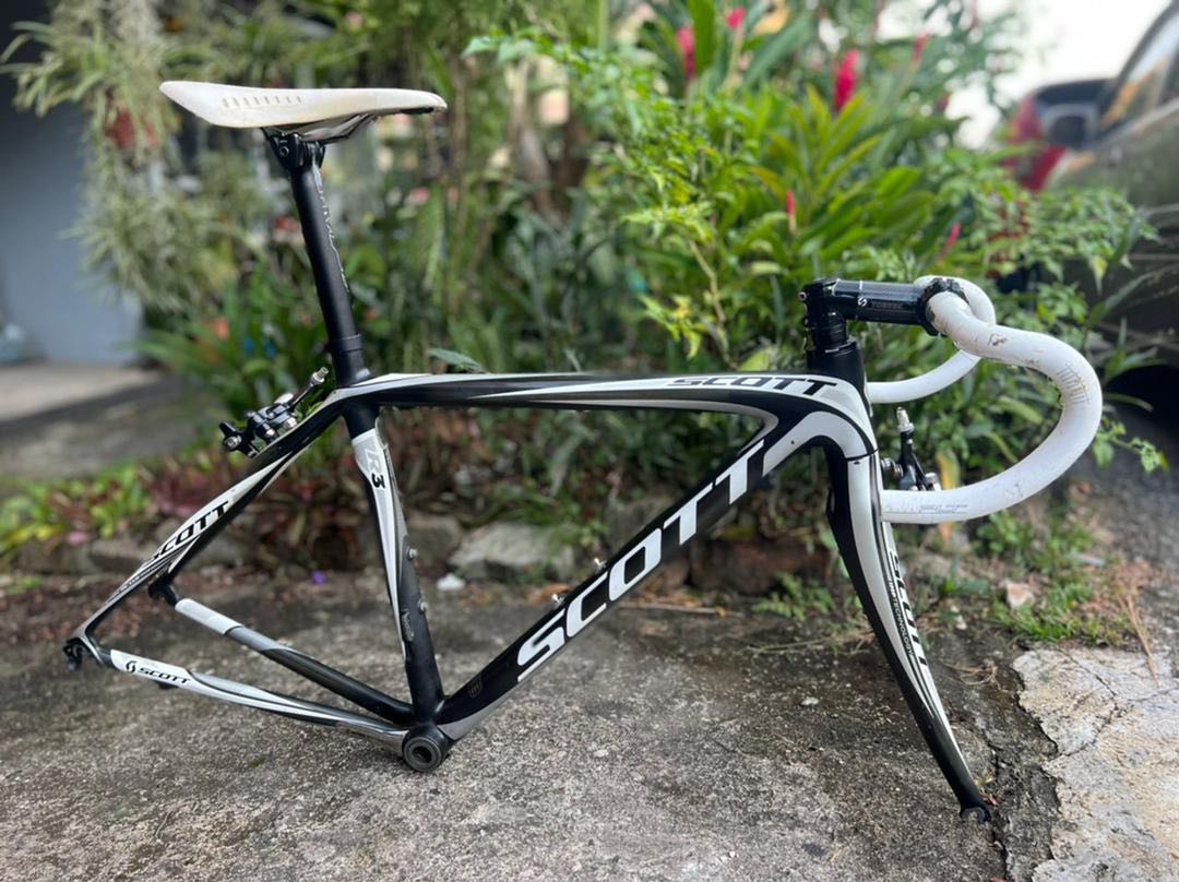 Scott addict r3 sales carbon road bike