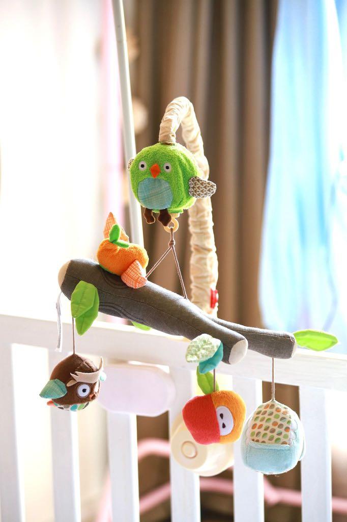 Skip hop treetop hot sale friends crib mobile