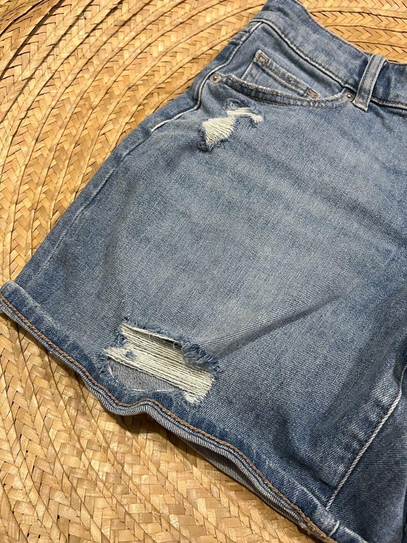 UNIQLO Denim boyfriend short, Women's Fashion, Bottoms, Shorts on Carousell
