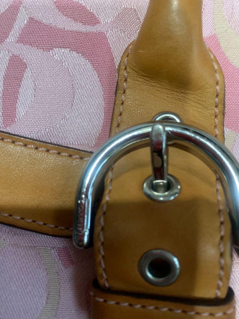 COACH HANDBAG PRELOVED (Category: Shoulder Bags) located in Quezon City. Submitted by _anyaaa (Listing ID 1158785517, Image 2). Description: COACH BRAND PRELOVED SIGNS OF USAGE.