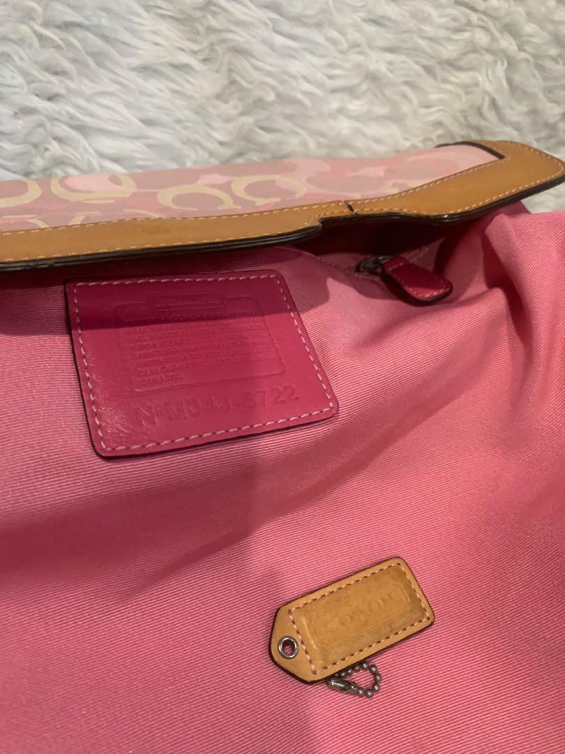 COACH HANDBAG PRELOVED (Category: Shoulder Bags) located in Quezon City. Submitted by _anyaaa (Listing ID 1158785517, Image 3). Description: COACH BRAND PRELOVED SIGNS OF USAGE.