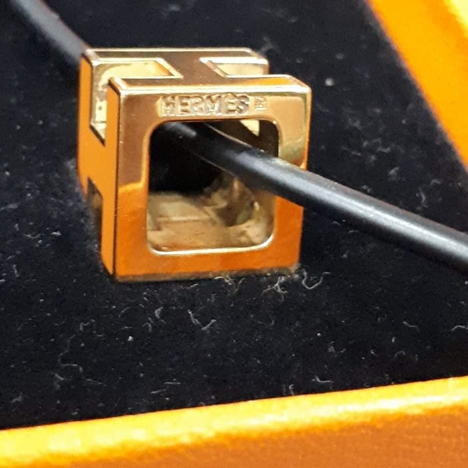 Hermes Necklace (Category: Luxury Accessories) located in Taguig. Submitted by esa.agustin (Listing ID 1158812697, Image 2). Description: Original Hermes H pendant necklace. With box..