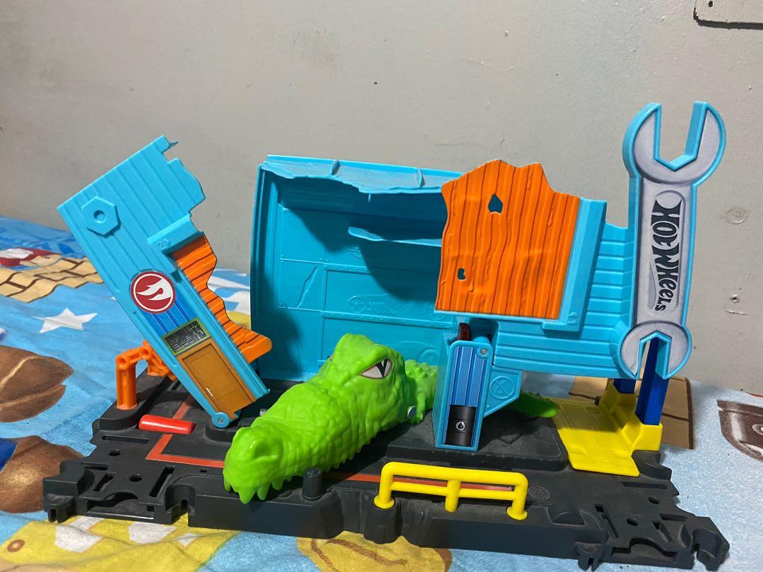 Hot wheels city gator garage attack shop