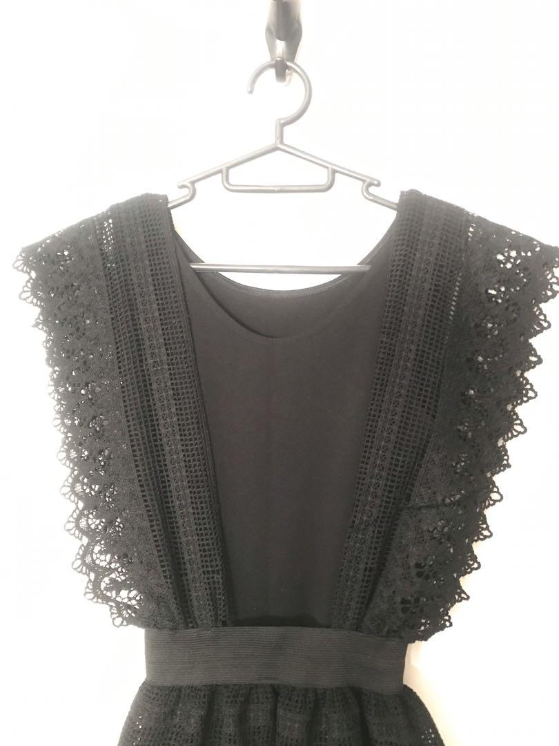LACED MINI BLACK JUMPER (Category: Dresses) located in Capas. Submitted by stuffandgo (Listing ID 1158861813, Image 2). Description: Fits S to M Chic 🤩🤩🤩 With inner bodycon mini dress.