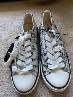 (Category: ) located in . Submitted by corner.closet (Listing ID 1158782023, Image 1). Description: .