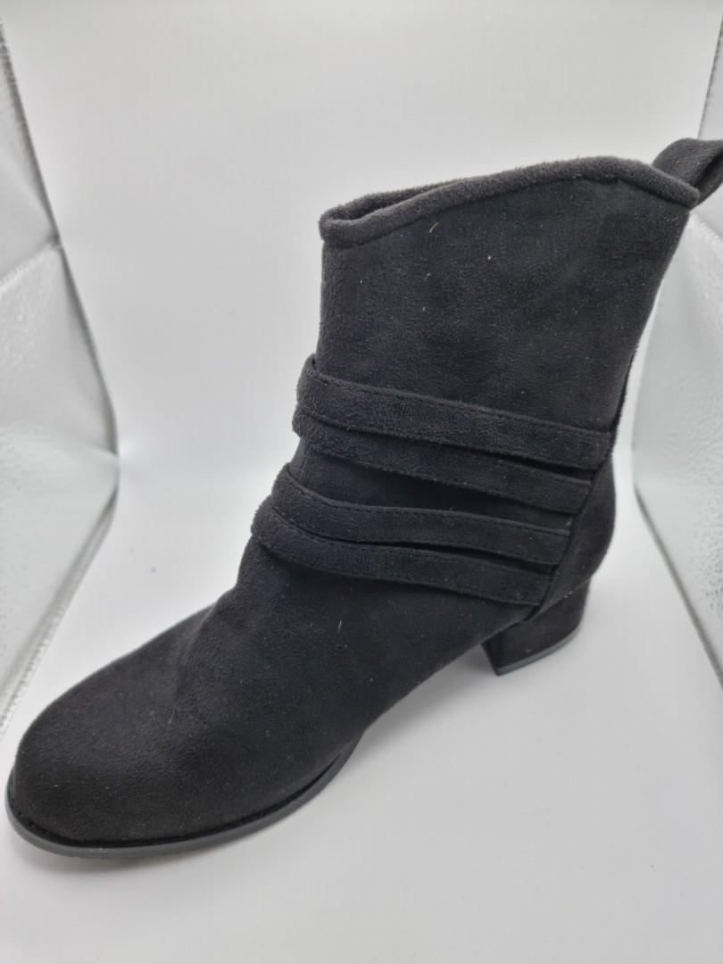 S&H Chunky Boots Size 38 (Category: Boots) located in Bayombong. Submitted by 3dalley (Listing ID 1158761243, Image 3). Description: S&H Boots Size 38 Never been used. Too small for me A little dusty due to storage.