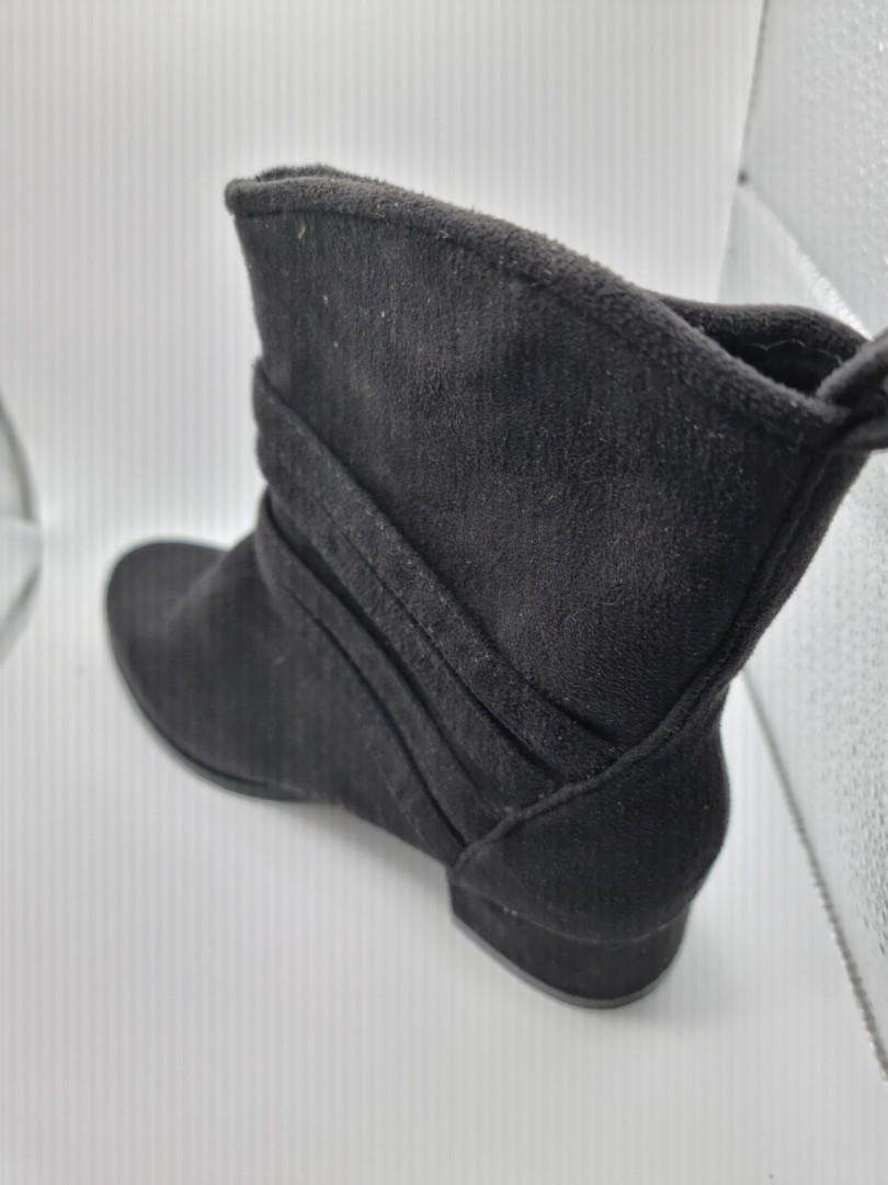 S&H Chunky Boots Size 38 (Category: Boots) located in Bayombong. Submitted by 3dalley (Listing ID 1158761243, Image 2). Description: S&H Boots Size 38 Never been used. Too small for me A little dusty due to storage.