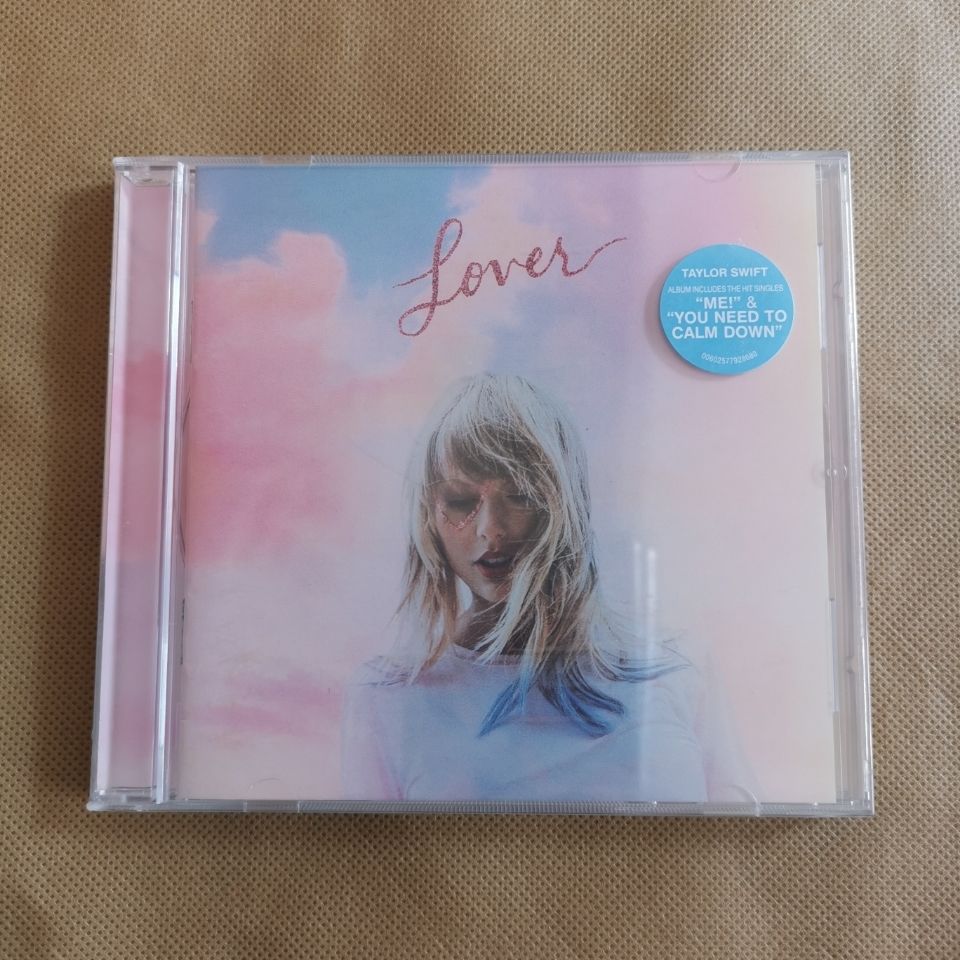 泰勒斯威夫特 TAYLOR SWIFT LOVER CD, 書籍、休閒與玩具, 樂器、音樂相關, 黑膠唱片在旋轉拍賣