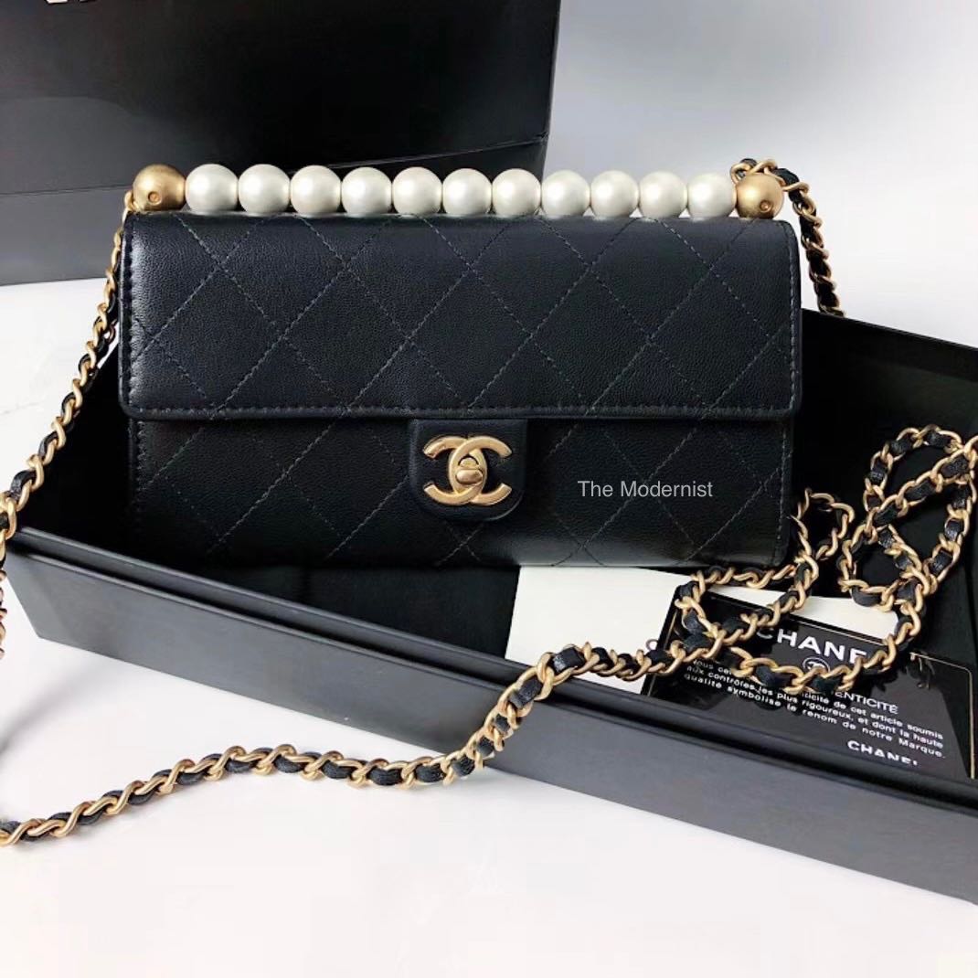 Wallet on chain leather handbag Chanel Black in Leather  18039869