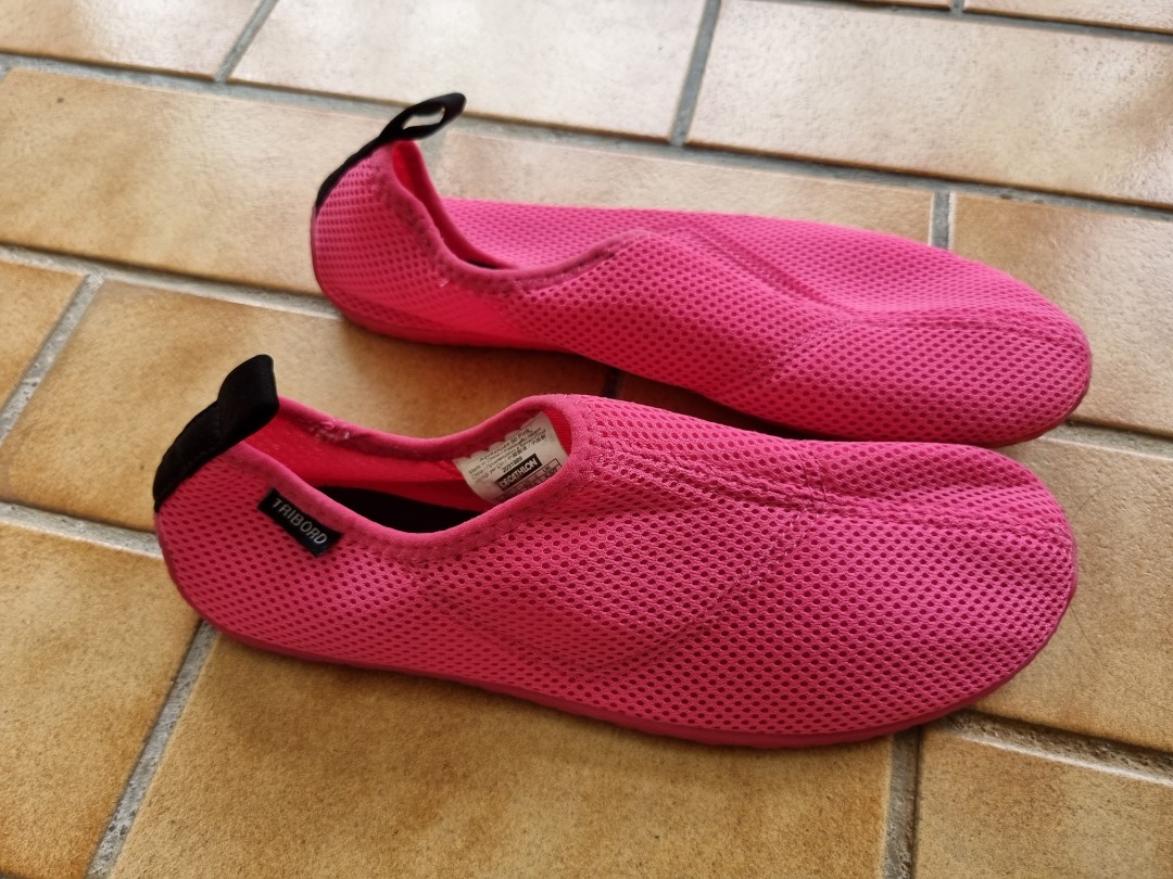 Decathlon water shoes, Women's Fashion, Footwear, Flipflops and Slides on  Carousell