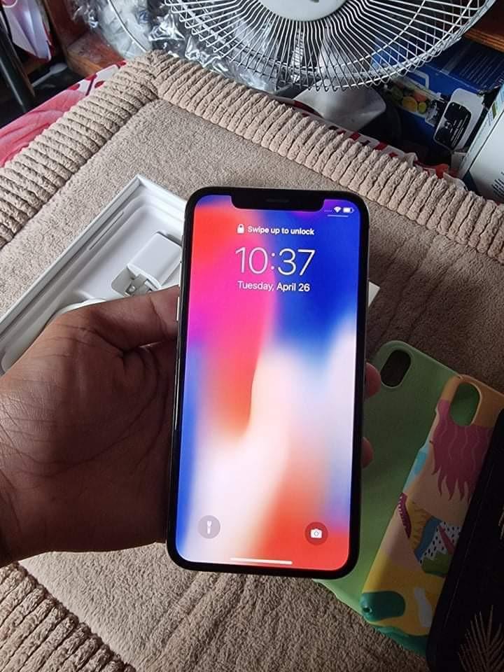 IPHONE X 256GB GLOBELOCKED (Category: iPhone X Series) located in Caloocan City. Submitted by ombretedaniellemariz.deer (Listing ID 1158874573, Image 2). Description: Iphone X 256GB globelocked Silver 74% battery health normal peak Truetone/face id working No issue With box same imie, charger Selling 14,500 Open for swap Pm your offer North caloocan/fairview Open for door to door delivery add delivery fee.