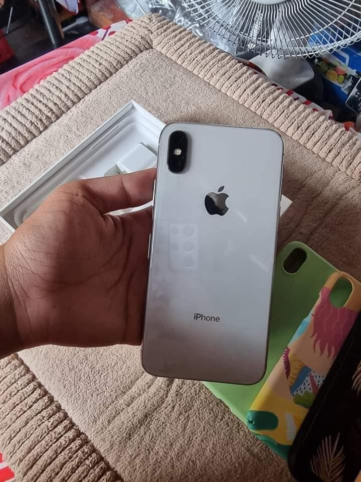 IPHONE X 256GB GLOBELOCKED (Category: iPhone X Series) located in Caloocan City. Submitted by ombretedaniellemariz.deer (Listing ID 1158874573, Image 3). Description: Iphone X 256GB globelocked Silver 74% battery health normal peak Truetone/face id working No issue With box same imie, charger Selling 14,500 Open for swap Pm your offer North caloocan/fairview Open for door to door delivery add delivery fee.