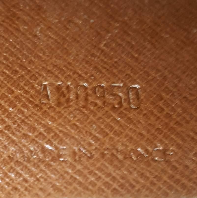 Louis Vuitton Monogram Short Wallet (Category: Luxury Bags & Wallets) located in Taguig. Submitted by esa.agustin (Listing ID 1158891657, Image 3). Description: Original Louis Vuitton Monogram short wallet. With box. Made in France.