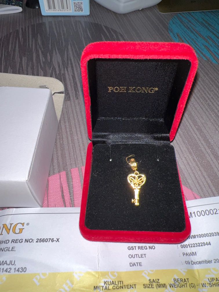 Poh Kong Auspicious Key Pendant Locket Emas