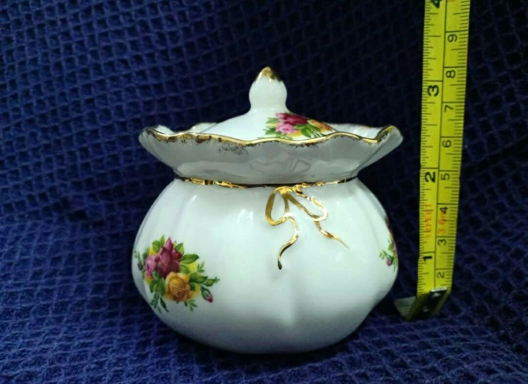 Royal Albert Old Country Roses Dorothy Pot, Hobbies & Toys, Collectibles & Memorabilia, Vintage
