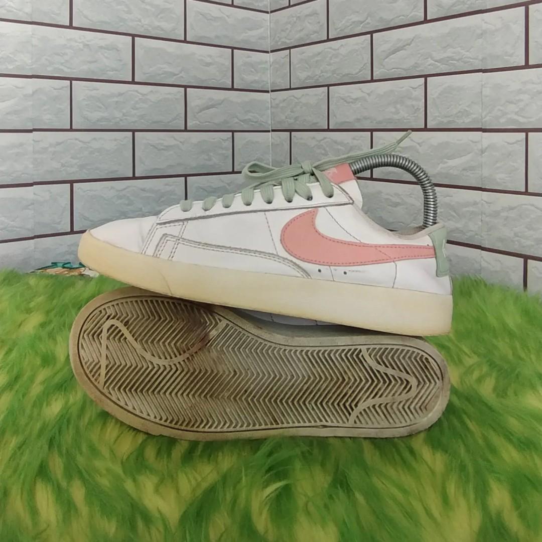Sepatu Nike Blazer Low LE White Coral 